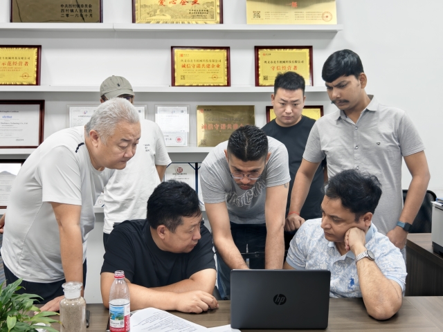 设备验收:印度客户来厂核查蜜桃视频污免费观看机质量